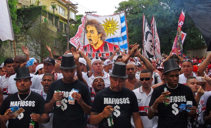 Protesto da torcida do São Paulo em frente ao Pacaembu (Foto: Marcos Ribolli)