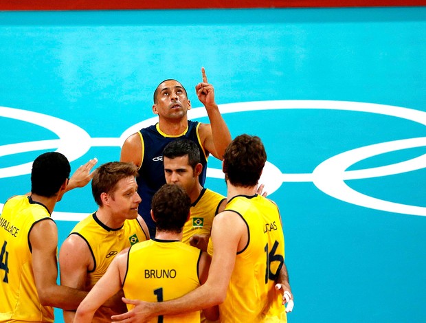 Serginho comemora ponto do Brasil no vôlei contra a Rússia (Foto: Reuters)