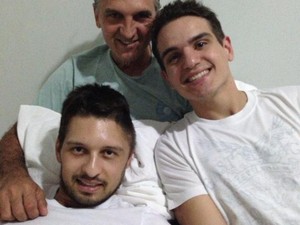 Lucas Borgo, ainda no hospital, acompanhado do pai, Giovani Borgo, e do irmão Matheus das Neves Borgo (Foto: Sandra Borgo/Arquivo Pessoal)