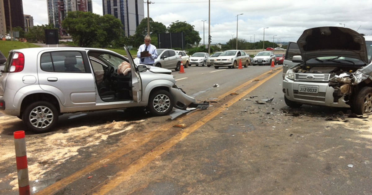 G1 Carros batem de frente no Buraco do Tatu em Brasília e dois