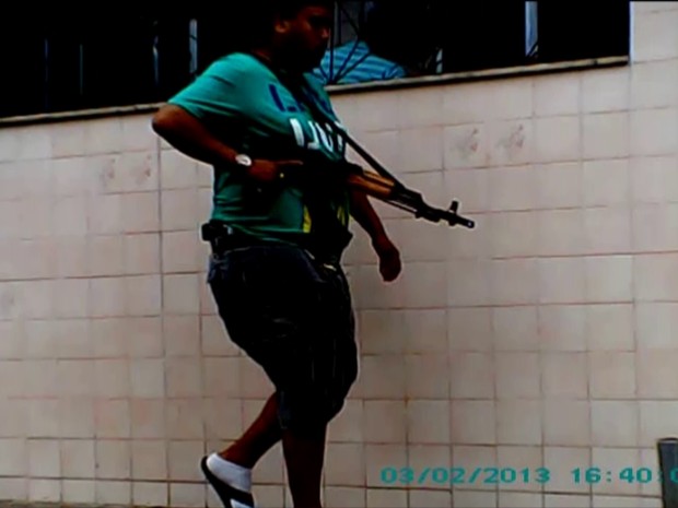 Traficantes andam fortemente armados nas ruas do Complexo da Maré (Foto: GloboNews)