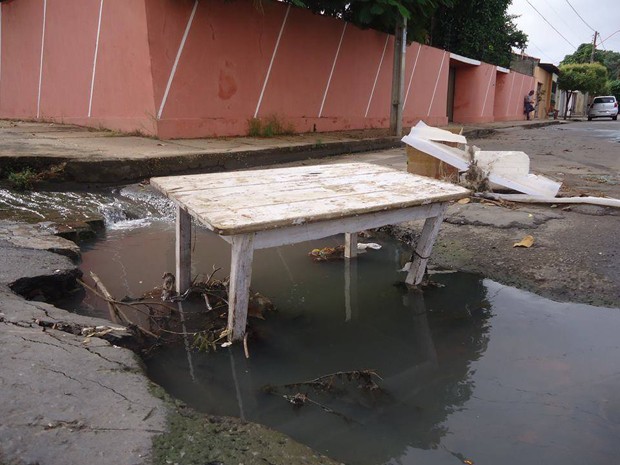 Moradora colocou mesa dentro de buraco para alertar motoristas (Foto: Rita Lúcia Freitas/Arquivo Pessoal)