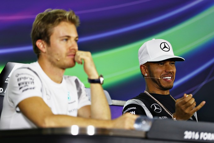 Nico Rosberg e Lewis Hamilton em coletiva de imprensa para o GP de Abu Dhabi (Foto: Getty Images)