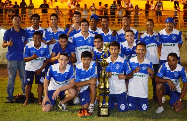 Equipe do São Raimundo com o título da primeira fase da competição (Foto: Nailson Almeida/GLOBOESPORTE.COM)