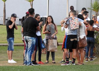 Guilherme Arana celebra aniversário com bolo e presentes de fãs no CT