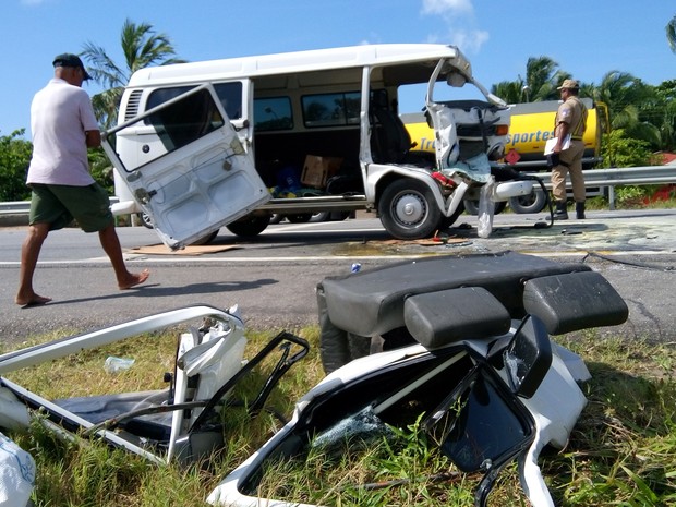 Kombi ficou destruída após o acidente (Foto: Derek Gustavo/ G1)