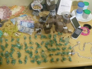 Drogas, celulares, dinheiro, relógios apreendidos com os quatro (Foto: Divulgação/Polícia)