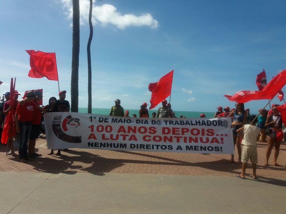 Trabalhadores e integrantes de centrais sindicais se reuniram na orla de Maceió para ato do Dia do Trabalhador (Foto: Suely Melo/G1)