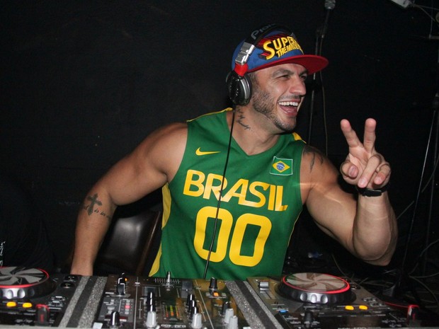 Kléber Bambam se apresenta como DJ em boate no Rio (Foto: Gabriel Rangel/ Ag. News)