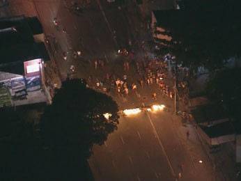 Moradores protestam contra prisão de dois jovens do Pina. (Foto: Reprodução / TV Globo)