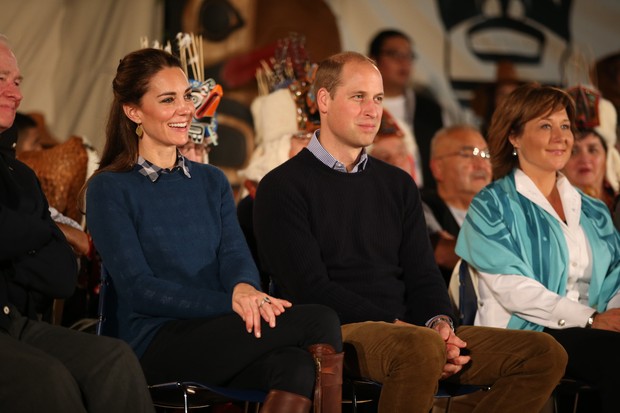 Kate Middleton usa botas, jeans e casaco em dia de chuva. Duquesa de Cambridge participou de evento ao lado do marido, o príncipe William (Foto: Getty Image)