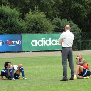Dirigente conversa com palmeirenses, e Bruno César corre no gramado