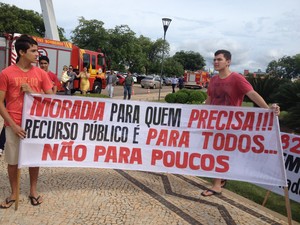 Estudantes participaram de protesto contra auxílio-moradia (Foto: Jesana de Jesus/G1)