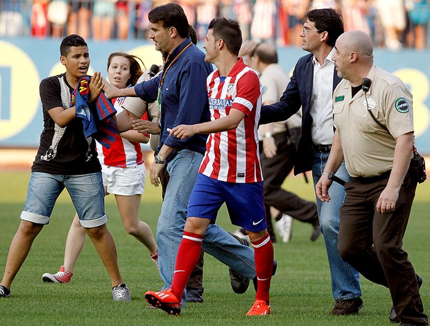 David Villa apresentado no Atletico de Madri torcedor camisa Barcelona (Foto: AP)