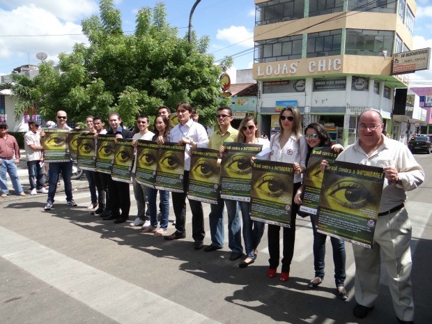 Em Iguatu, promotores se reuniram no centro da cidade e fizeram 'adesivaço' contra a PEC 37. (Foto: Alex Santana/Igutau.Net)