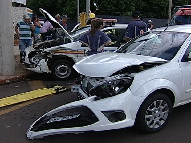 Acidente viatura PM Uberaba (Foto: Reprodução/TV Integração)