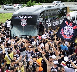 Corinthians festa ônibus (Foto: Marcos Ribolli)