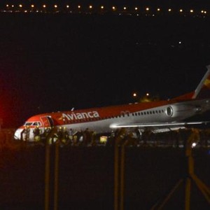 A aeronave ficou de barriga na pista  (Foto: José Cruz/Agência Brasil)