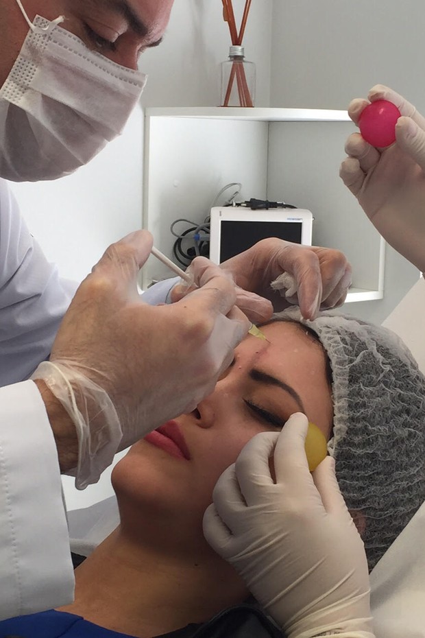 Claudia Alende aplica botox no rosto (Foto: Divulgação)