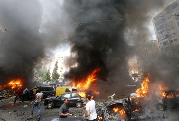 Carro-bomba explodiu perto de cooperativa comercial em Beirute nesta terça-feira (9) (Foto: AFP)