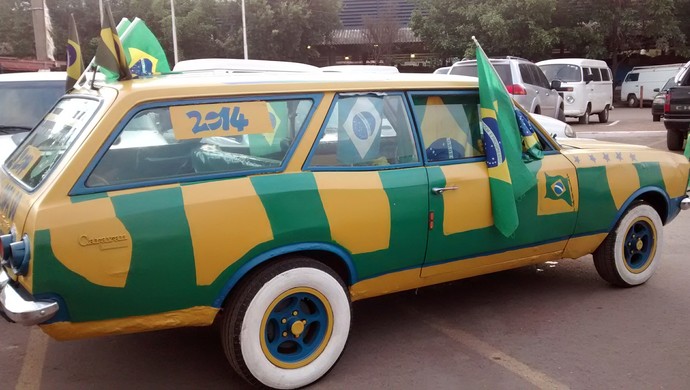 Carro pintado nas cores do Brasil em Cuiabá do Sargento Brasileiro (Foto: Robson Boamorte)