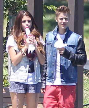 Selena Gomez e Justin Bieber em Los Angeles, nos Estados Unidos (Foto: Grosby Group/ Agência)