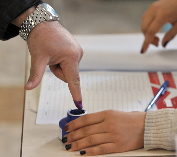 Eleitor se prepara para votar, neste domingo (21), na Tunísia (Foto: FETHI BELAID / AFP)