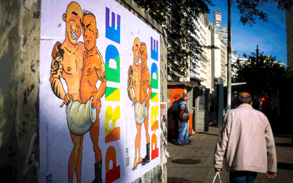 Cartazes enfeitam Avenida Paulista para a Parada Gay deste domingo (18) (Foto: DARIO OLIVEIRA/ESTADÃO CONTEÚDO)