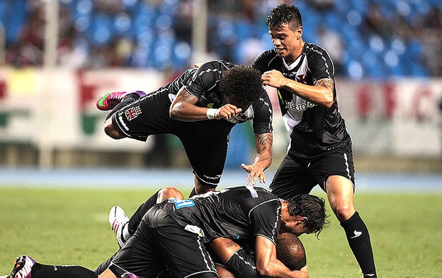 Dedé comemora gol do Vasco contra o Fluminense (Foto: Marcelo Sadio / Site do Vasco)