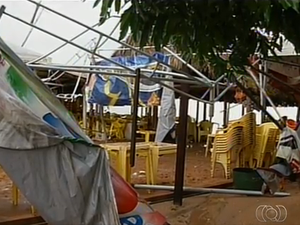 Temporal derruba tenda na praia do Caju, em Palmas (Foto: Reprodução/TV Anhanguera)