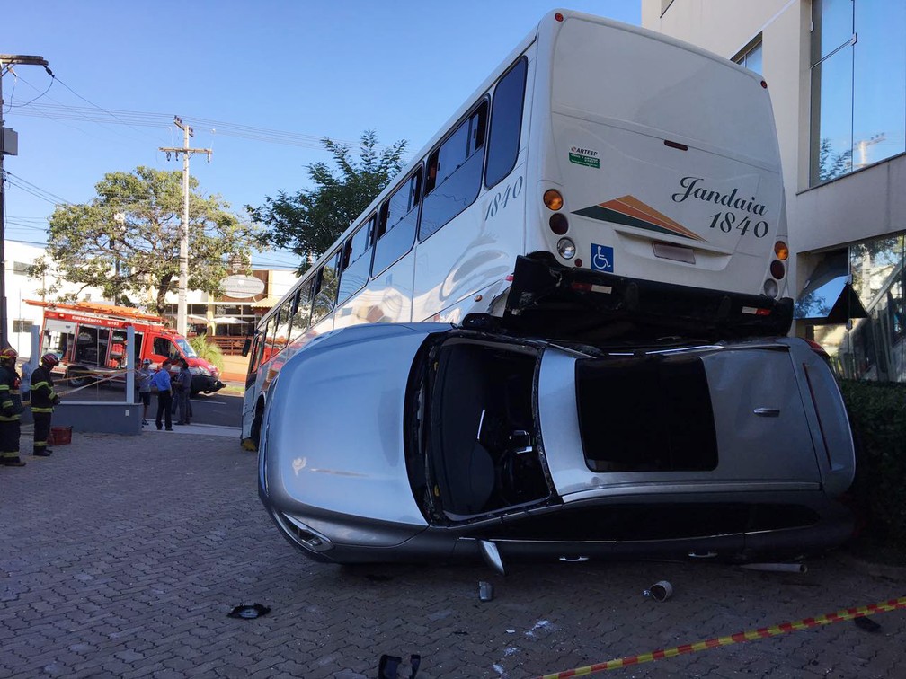 Ônibus desgovernado invadiu hotel em Presidente Prudente (Foto: David de Tarso/TV Fronteira)