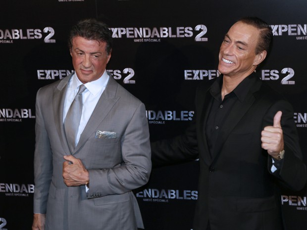 Stallone e Van Damme na divulgação de 'Os mercenários 2', filme que também tem Chuck Norris, Arnold Schwarzenegger e Bruce Willis no elenco (Foto: AFP/Kenzo Triboulliard)