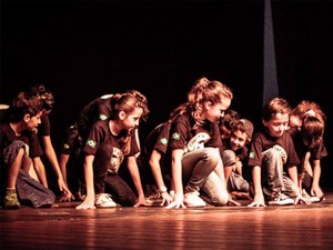 Crianças também participam das oficinas de dança  (Foto: Sandra Ribeiro)