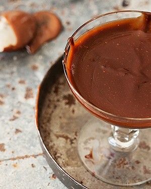 Calda fudge de chocolate, caramelo e flor de sal (Foto: Elisa Correa/Editora Globo)