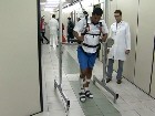 Homem volta a andar com invenção de universitários de Santos