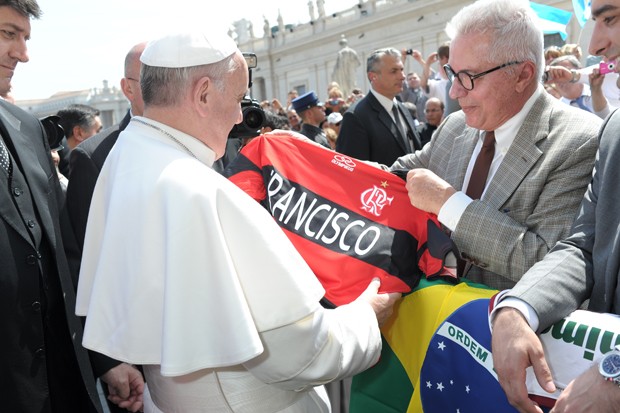 Papa recebe camisa do Flamengo na Praça São Pedro. (Foto: Divulgação/Vaticano)