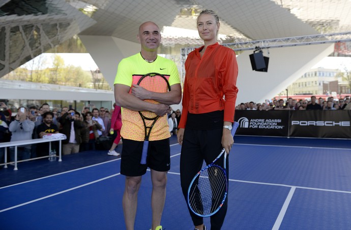 tênis André Agassi x Maria Sharapova exibição Stuttgart (Foto: AFP)