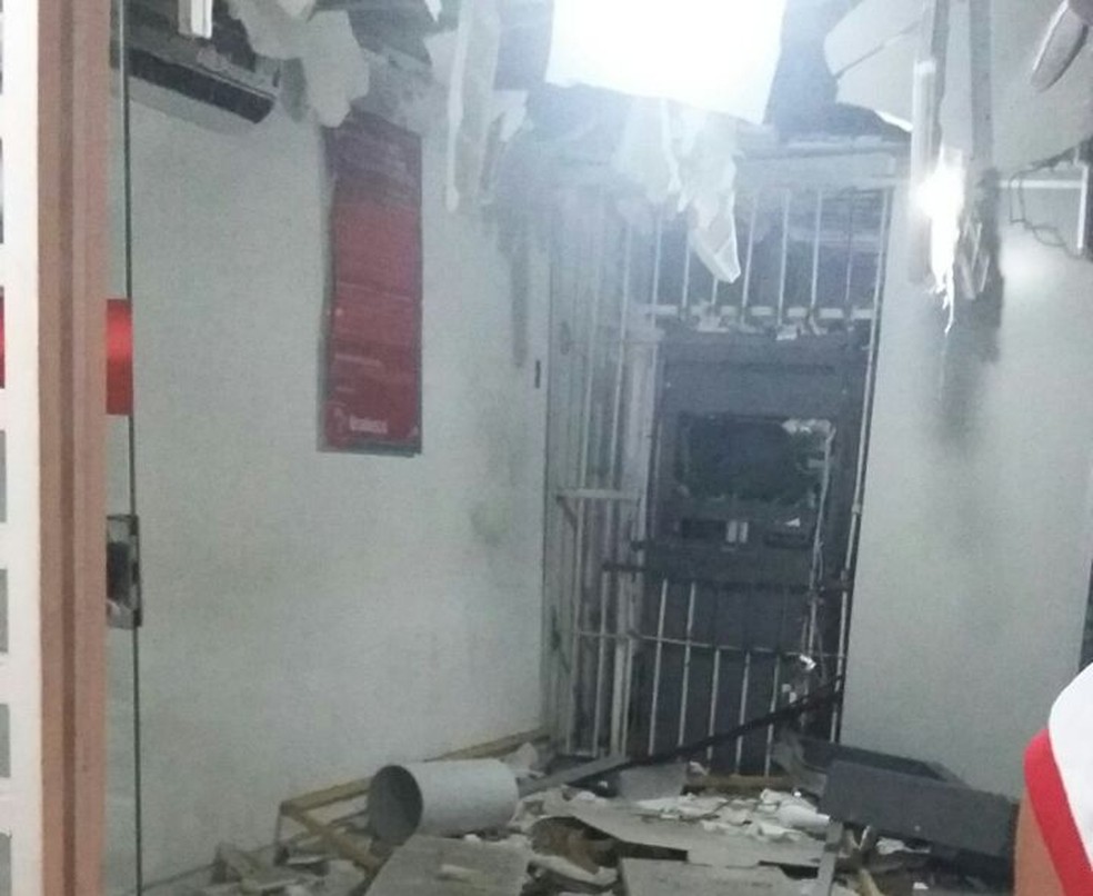 Em Vera Cruz, agência ficou destruída com a força da explosão  (Foto: Divulgação/PM)