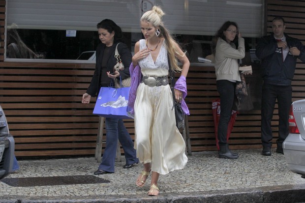 Yasmin Brunet deixa restaurante no Leblon, Zona Sul do Rio (Foto: Delson Silva/Agnews)