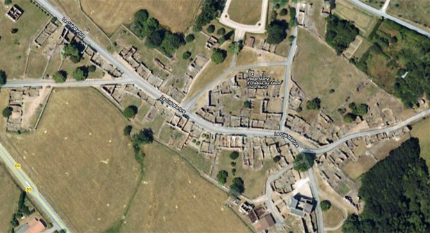 Imagem de satélite mostra o vilarejo destruído (Foto: Google Maps/Reprodução)