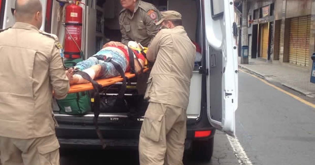 Mulher é atropelada por carro no Centro de Barra Mansa, no Sul do ... - Globo.com