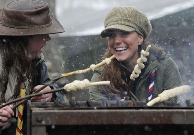 Kate ajuda a preparar a refeição no acampamento (Foto: Andy Stenning/AFP)
