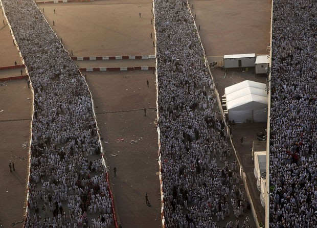 Milhares de peregrinos seguem durante o último ritual do hajj, em Mina, do lado de fora de Meca, nesta quinta-feira (24), antes de uma confusão que matou centenas de pessoas no local (Foto: Ahmad Masood/Reuters)
