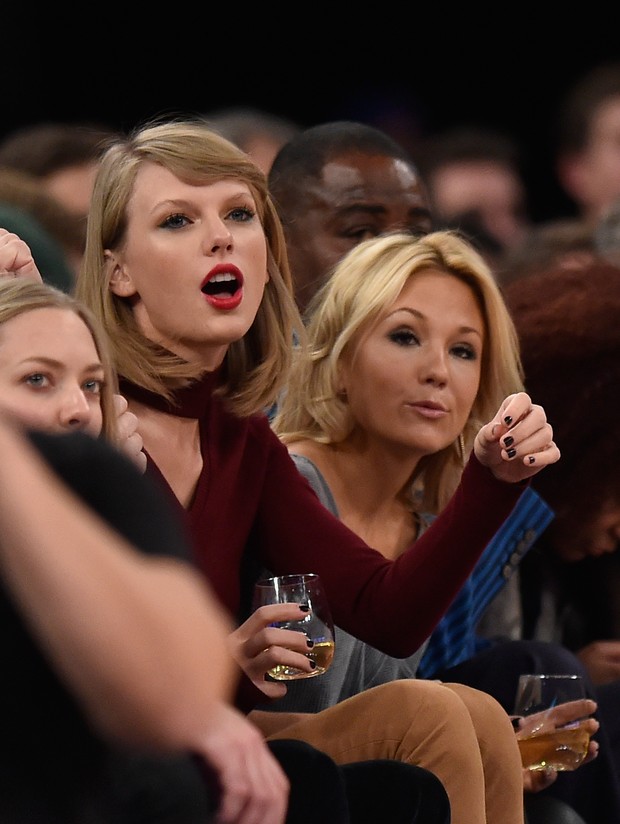 Amanda Seyfried e Taylor Swift assistem a jogo de basquete em Nova York, nos Estados Unidos (Foto: Al Bello/ Getty Images/ AFP)