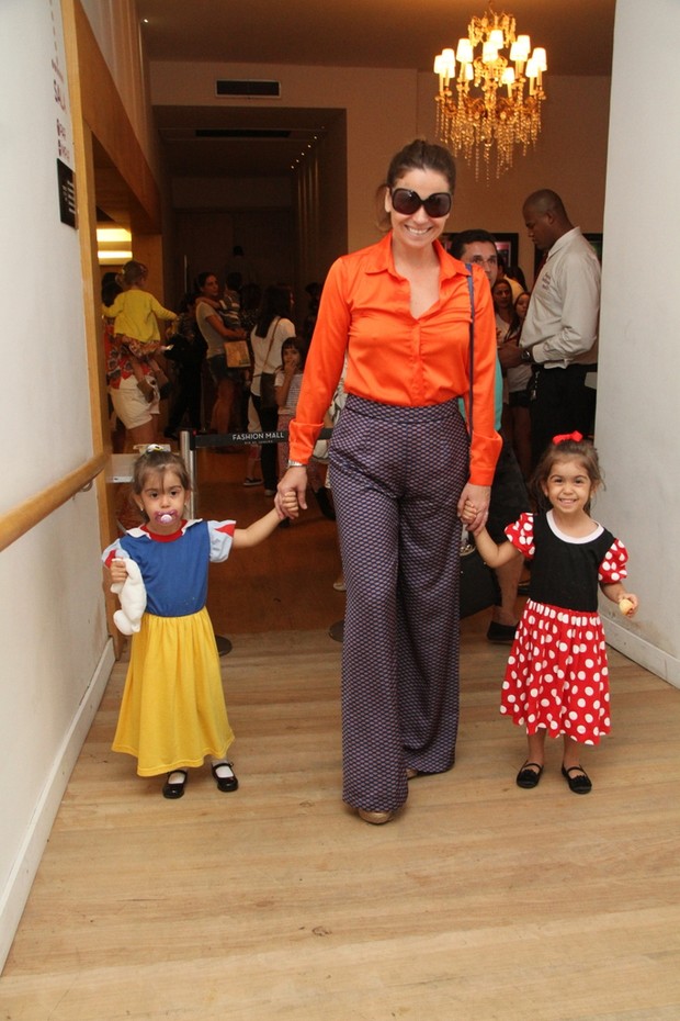 Giovanna Antonelli com as filhas (Foto: Daniel Delmiro/Agnews)