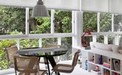 Apartamento dos anos 50 tem detalhes originais e móveis contemporâneos (Glamour)