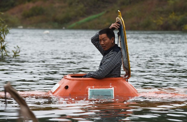 Tan Yong construiu um submarino caseiro com ajuda de amigos (Foto: Greg Baker/AFP)