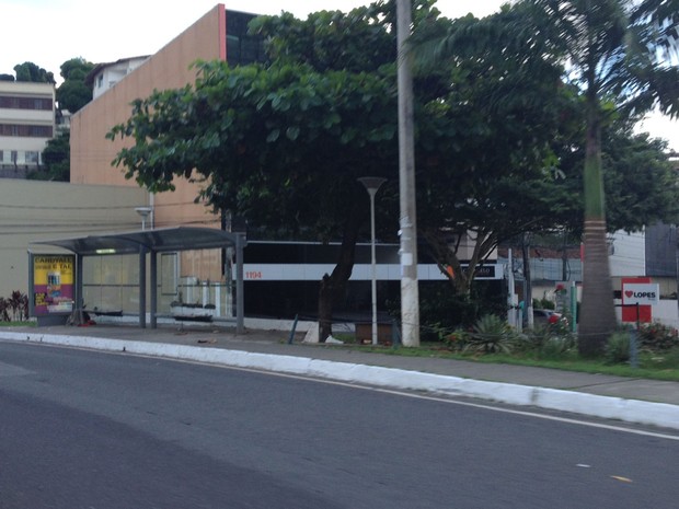 Ponto de ônibus vazio na Avenida Garibaldi, em Salvador (Foto: Maiana Belo / G1)