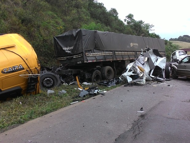 G1 - Acidente Envolvendo Quatro Veículos Mata Caminhoneiro No Oeste De ...