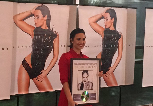 Demi Lovato recebe disco de diamante por 60 mil cópias vendidas do quarto disco, 'Demi' (2013) (Foto: G1)